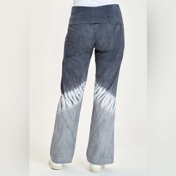 XCVI 4 Pocket Fold over Pants, Chisel Wash Quernstone - Picture 2 of 4